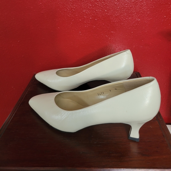 LIZ CLAIBORNE Women's size 9 N Beige Pumps - 2 1/2 inch Heels - Picture 3 of 8
